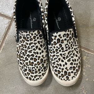 Slip on Tommy Bahama leopard print shoes